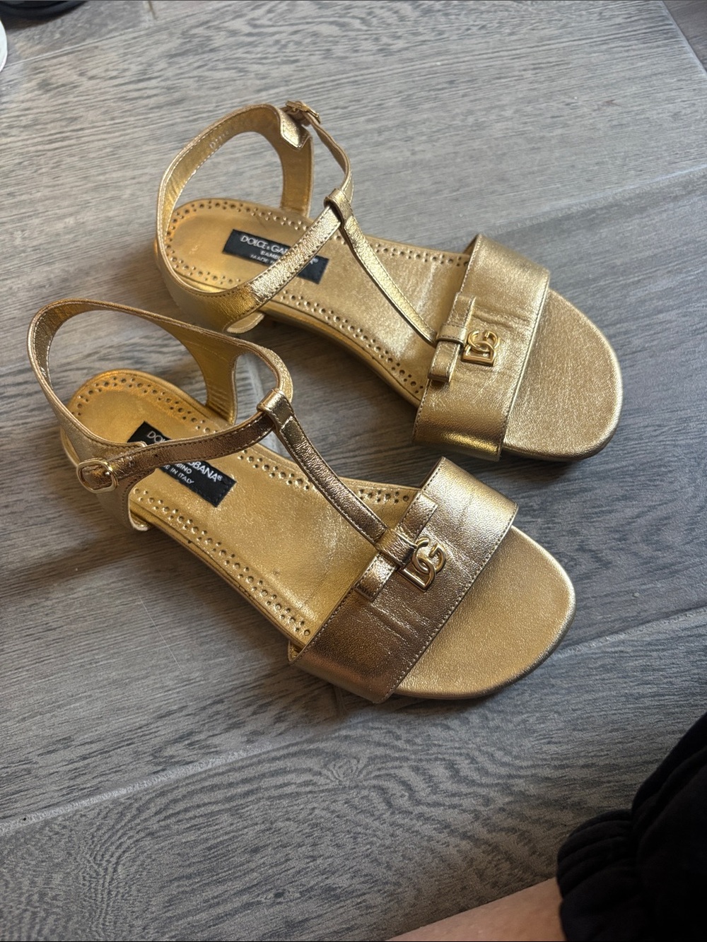 Dolce & Gabbana kids Metallic Gold Leather T-Strap Sandals size 1.5 (33)